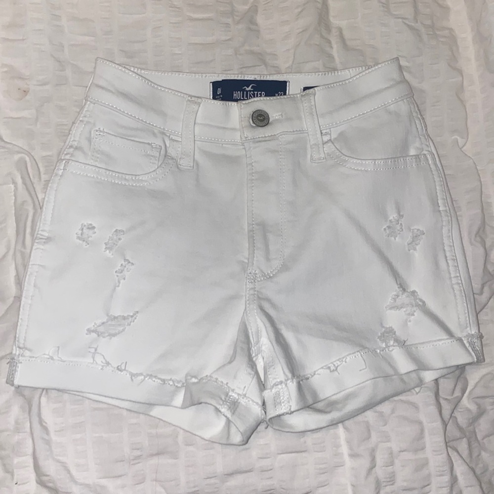 NWOT Distressed High Rise 3” Advanced Stretch White Jean Shorts Hollister